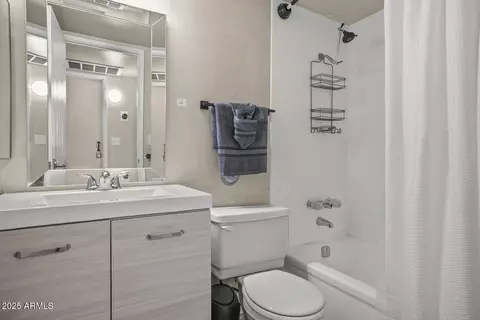 Bath - 735 E Cochise Dr, Phoenix, AZ 85020 photo 1 of 2