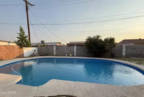 Exterior - 4810 N 69th Dr, Phoenix, AZ 85033 photo 2 of 5