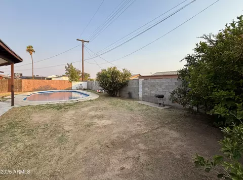 Exterior - 4810 N 69th Dr, Phoenix, AZ 85033 photo 4 of 5