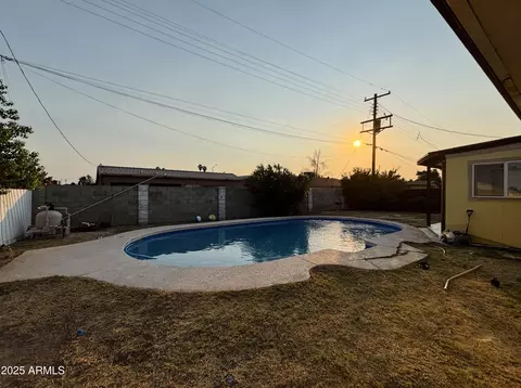 Exterior - 4810 N 69th Dr, Phoenix, AZ 85033 photo 1 of 5