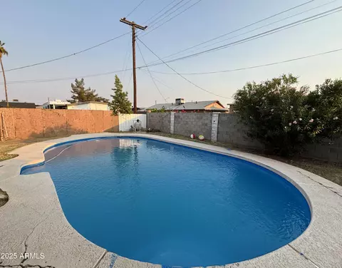 Exterior - 4810 N 69th Dr, Phoenix, AZ 85033 photo 3 of 5