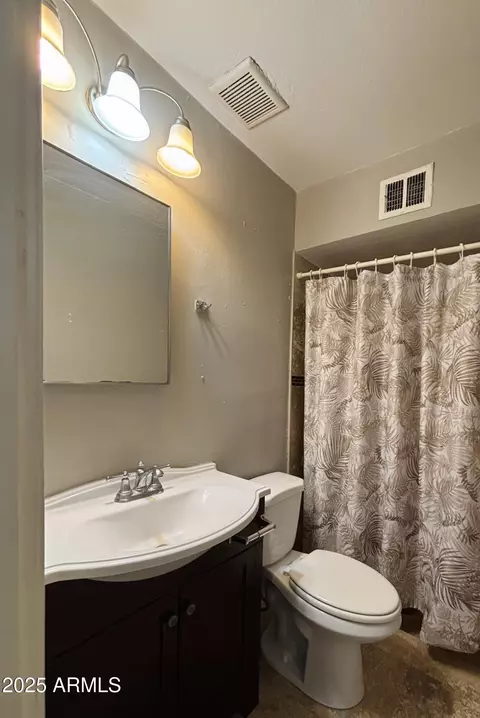 Bath - 4810 N 69th Dr, Phoenix, AZ 85033 photo 4 of 9