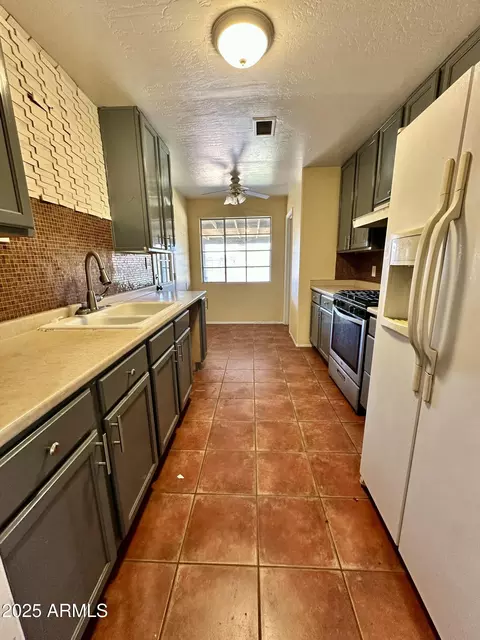 Kitchen - 3211 W Campbell Ave, Phoenix, AZ 85017 photo 4 of 4
