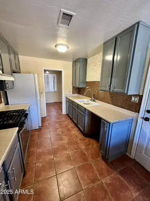 Kitchen - 3211 W Campbell Ave, Phoenix, AZ 85017 photo 3 of 4
