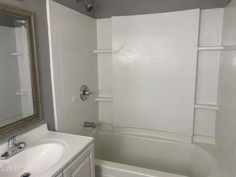 Bath - 1217 E Hess Ave, Phoenix, AZ 85034 photo 4 of 4