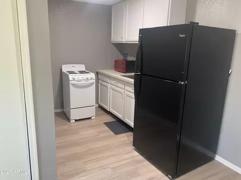 Kitchen - 1217 E Hess Ave, Phoenix, AZ 85034 photo 2 of 2