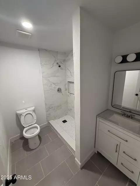 Bath - 2831 W Montecito Ave, Phoenix, AZ 85017 photo 3 of 3