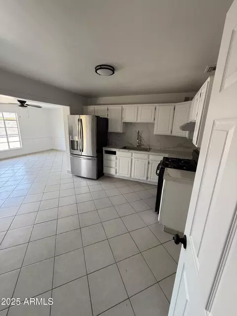 Kitchen - 2831 W Montecito Ave, Phoenix, AZ 85017 photo 2 of 3