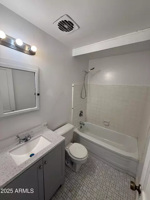 Bath - 2831 W Montecito Ave, Phoenix, AZ 85017 photo 2 of 3