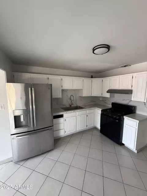 Kitchen - 2831 W Montecito Ave, Phoenix, AZ 85017 photo 3 of 3
