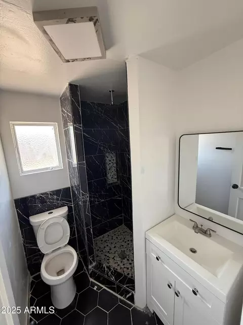 Bath - 2831 W Montecito Ave, Phoenix, AZ 85017 photo 1 of 3