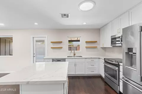 Kitchen - 1911 E Lawrence Rd, Phoenix, AZ 85016 photo 4 of 4