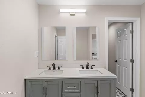 Bath - 1911 E Lawrence Rd, Phoenix, AZ 85016 photo 4 of 5