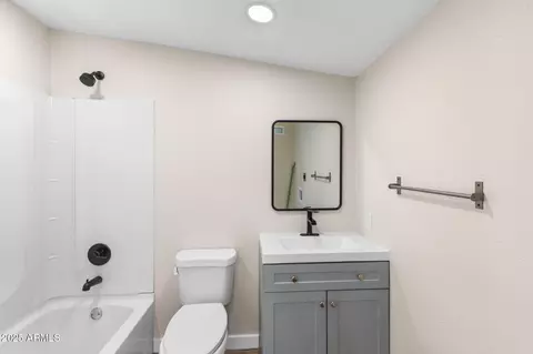 Bath - 1911 E Lawrence Rd, Phoenix, AZ 85016 photo 1 of 5