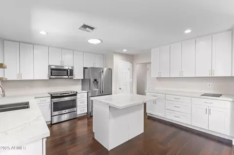 Kitchen - 1911 E Lawrence Rd, Phoenix, AZ 85016 photo 3 of 4