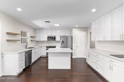 Kitchen - 1911 E Lawrence Rd, Phoenix, AZ 85016 photo 2 of 4