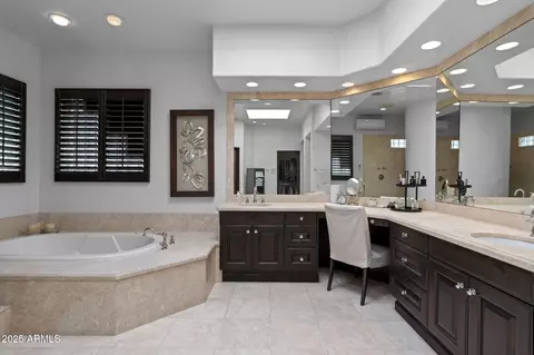 Bath - 4702 E Sanna St, Phoenix, AZ 85028 photo 4 of 7