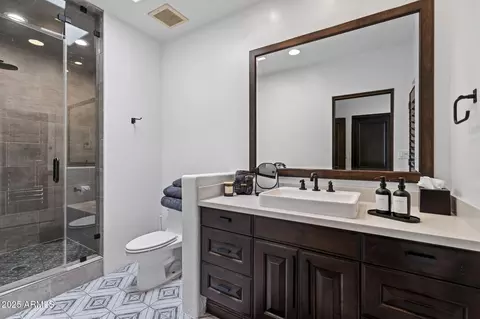 Bath - 4702 E Sanna St, Phoenix, AZ 85028 photo 2 of 7