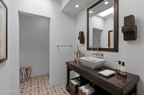 Bath - 4702 E Sanna St, Phoenix, AZ 85028 photo 7 of 7
