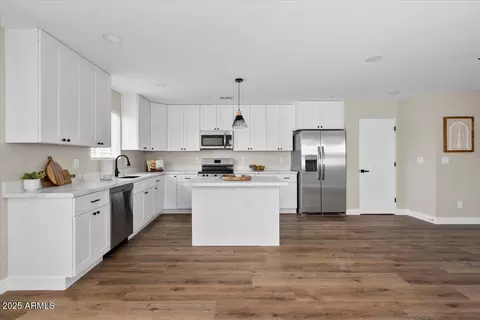 Kitchen - 2559 E Broadway Rd, Phoenix, AZ 85040 photo 2 of 4