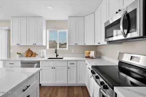 Kitchen - 2559 E Broadway Rd, Phoenix, AZ 85040 photo 4 of 4