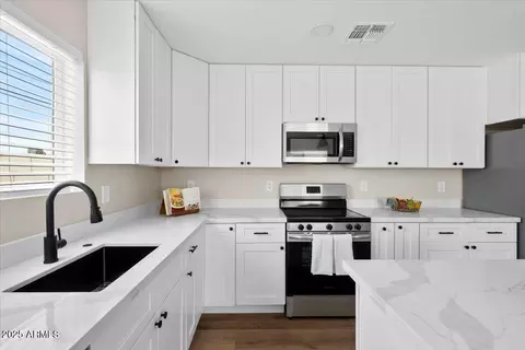 Kitchen - 2559 E Broadway Rd, Phoenix, AZ 85040 photo 3 of 4