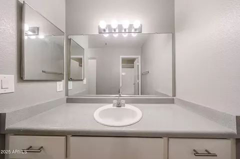 Bath - 2025 E Campbell Ave #137, Phoenix, AZ 85016 photo 2 of 3