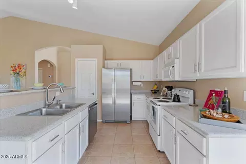 Kitchen - 4459 E Desert Wind Dr, Phoenix, AZ 85044 photo 2 of 5
