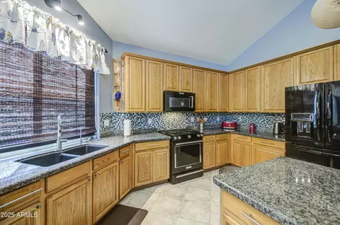 Kitchen - 9347 E Hillview Cir, Mesa, AZ 85207 photo 4 of 5