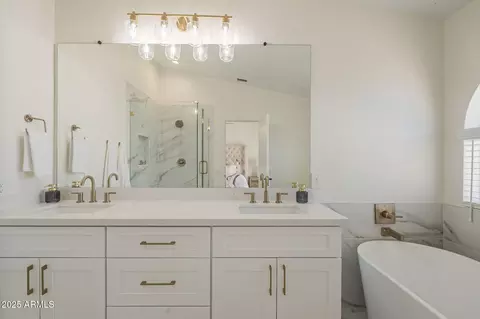 Bath - 6029 E Palm St, Mesa, AZ 85215 photo 3 of 5