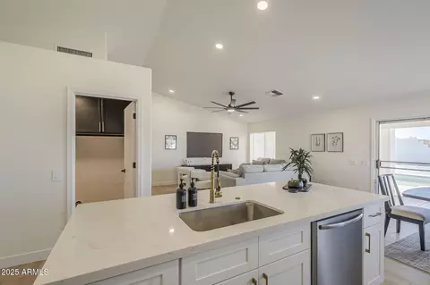 Kitchen - 6029 E Palm St, Mesa, AZ 85215 photo 4 of 6