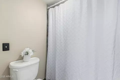 Bath - 6025 N 10th Pl, Phoenix, AZ 85014 photo 2 of 4