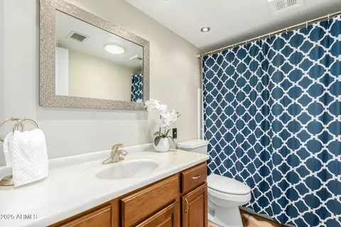 Bath - 6025 N 10th Pl, Phoenix, AZ 85014 photo 4 of 4