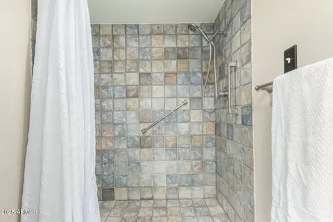 Bath - 6025 N 10th Pl, Phoenix, AZ 85014 photo 3 of 4