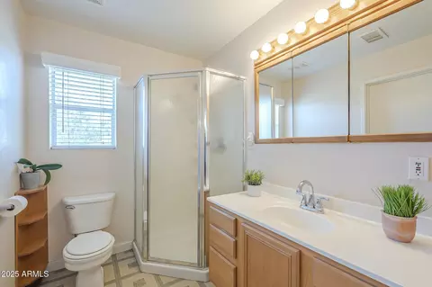 Bath - 1003 E Mariposa St, Phoenix, AZ 85014 photo 2 of 3