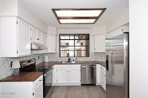 Kitchen - 12830 S Wakial Loop S, Phoenix, AZ 85044 photo 1 of 3