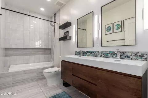 Bath - 1834 E Willow Tree Ct, Gilbert, AZ 85234 photo 4 of 5