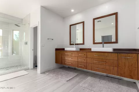 Bath - 1834 E Willow Tree Ct, Gilbert, AZ 85234 photo 2 of 5