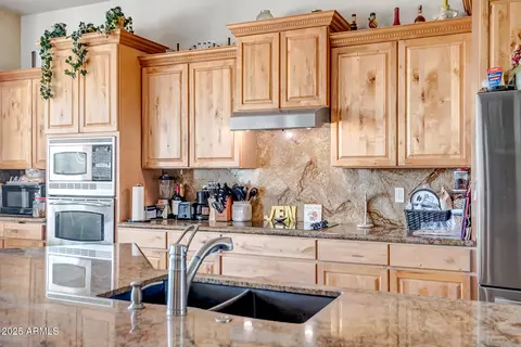 Kitchen - 1032 E Dolores Rd, Phoenix, AZ 85086 photo 4 of 6