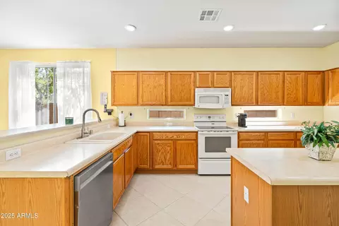 Kitchen - 3534 E Linda Ln, Gilbert, AZ 85234 photo 3 of 4