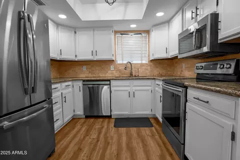 Kitchen - 4225 E Sandia St, Phoenix, AZ 85044 photo 1 of 2
