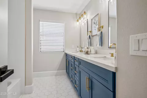 Bath - 2881 Estrella Ct, Gilbert, AZ 85296 photo 7 of 10