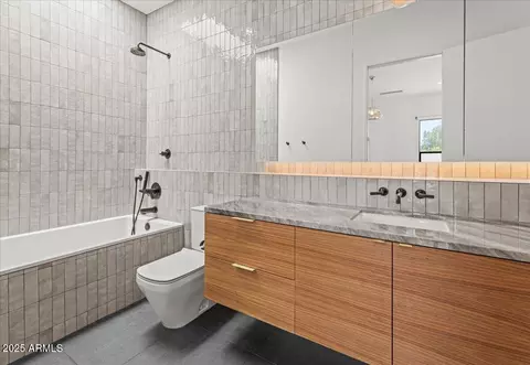 Bath - 5301 N 43rd St, Phoenix, AZ 85018 photo 7 of 7