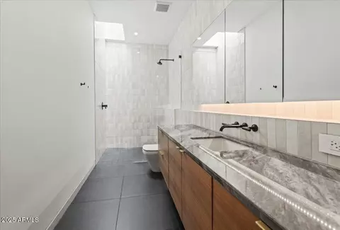 Bath - 5301 N 43rd St, Phoenix, AZ 85018 photo 6 of 7