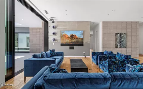 Living - 5301 N 43rd St, Phoenix, AZ 85018 photo 2 of 3