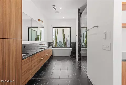 Bath - 5301 N 43rd St, Phoenix, AZ 85018 photo 3 of 7