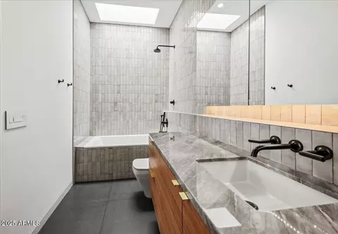 Bath - 5301 N 43rd St, Phoenix, AZ 85018 photo 5 of 7