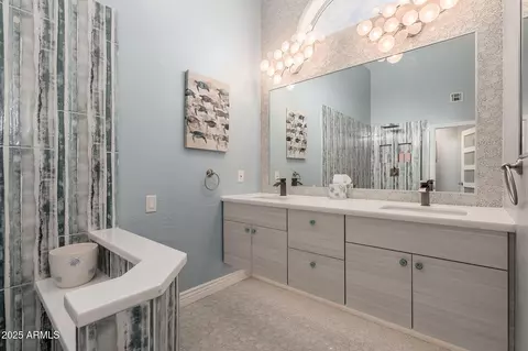 Bath - 4253 E Raven Rd, Phoenix, AZ 85044 photo 2 of 4