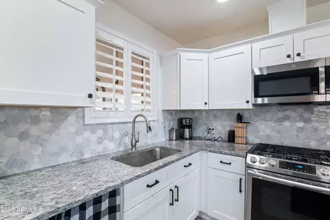 Kitchen - 9520 N Central Ave, Phoenix, AZ 85020 photo 3 of 4
