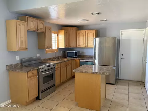 Kitchen - 8602 S 7th Pl, Phoenix, AZ 85042 photo 1 of 2